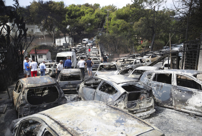 希腊雅典山火多人逃离期间困汽车葬火海。AP