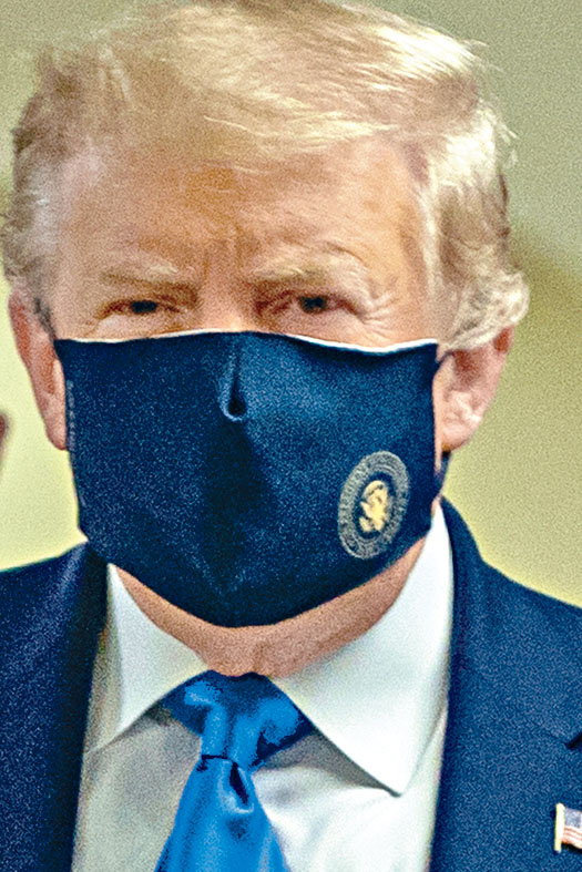■特朗普的口罩印有總統徽章。