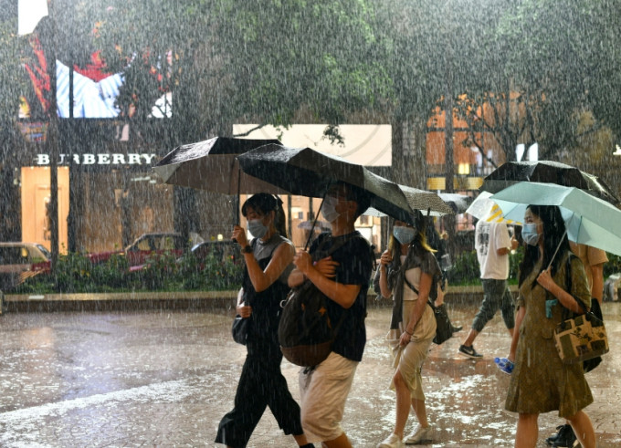 天文台预料今日稍后渐转多云及有一两阵雨。最高气温约25度。资料图片