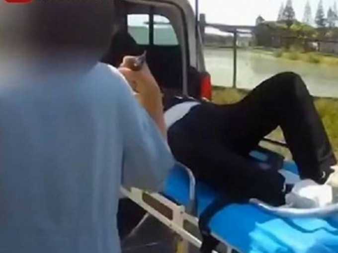 蘇州男子因大塞車不耐煩下跳車，卻導致腰椎骨折要送院。影片截圖