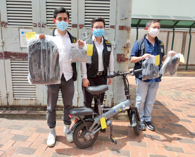 警方拘捕一名男子，涉嫌三度在荃灣區內，騎著電動單車非禮單身女子。