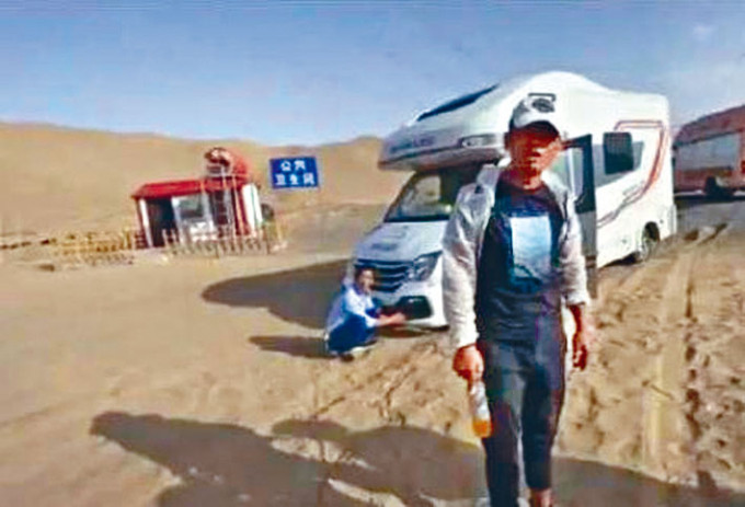 旅遊景區甘肅敦煌附近出現「專坑遊客公廁」。