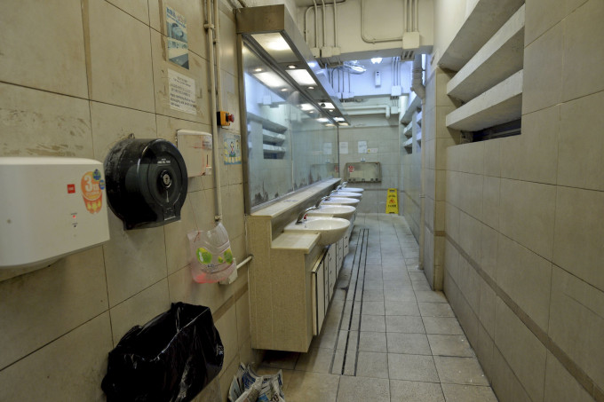 公廁易成病毒溫床，使用要注意衛生。 資料圖片