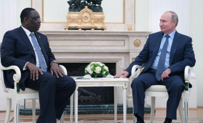 普京会见非盟轮值主席马基·萨勒（左）。