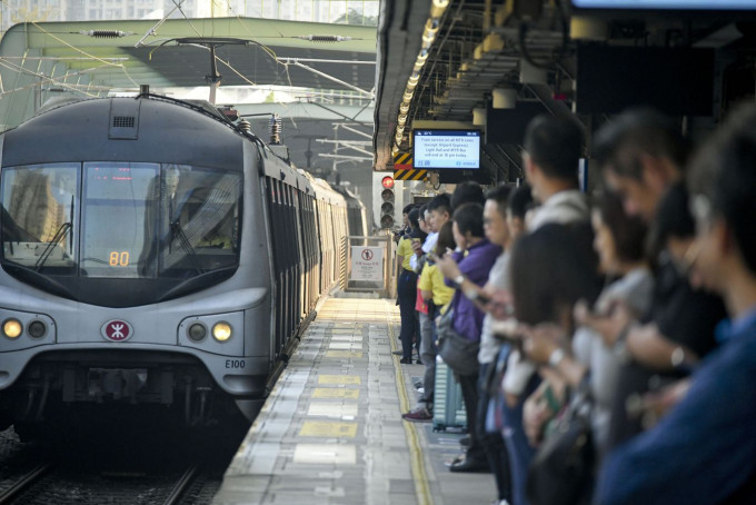 港鐵客運量受新冠肺炎影響持續下跌。資料圖片