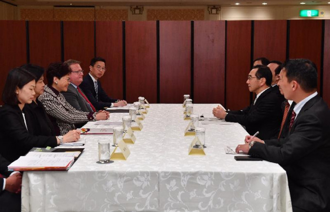 林郑月娥与日本贸易振兴机构理事长（右三）会面。  政府新闻处图片