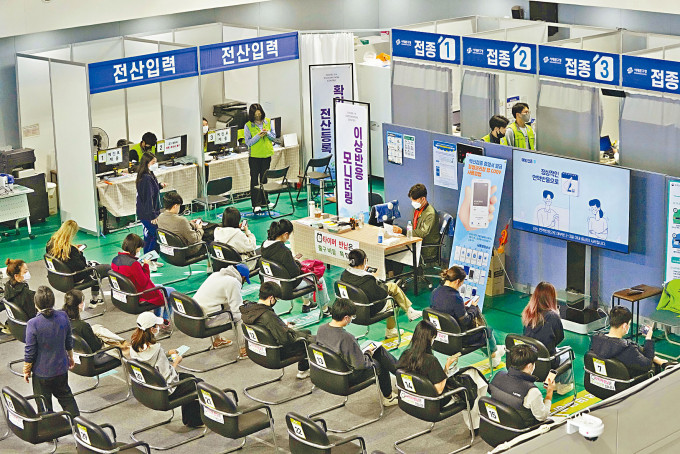 首尔市民昨日在疫苗中心注射辉瑞疫苗后，留下接受观察。　