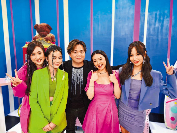 （左起）Yumi、Chantel、伍仲衡、JW、Windy齐齐搞网上音乐会。