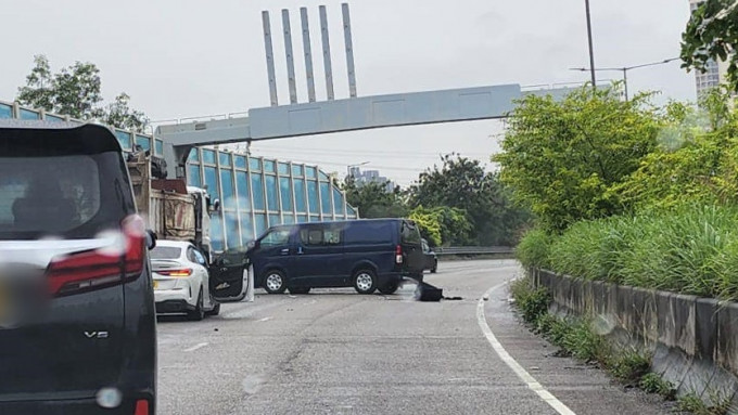 客貨車被撞後橫亙路中。圖：馬路的事 (即時交通資訊台)