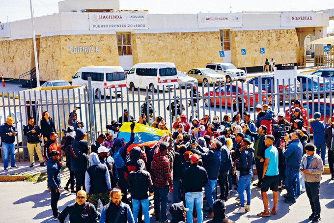 墨西哥華雷斯城移民拘留中心發生火災後，群眾周二在門外示威。