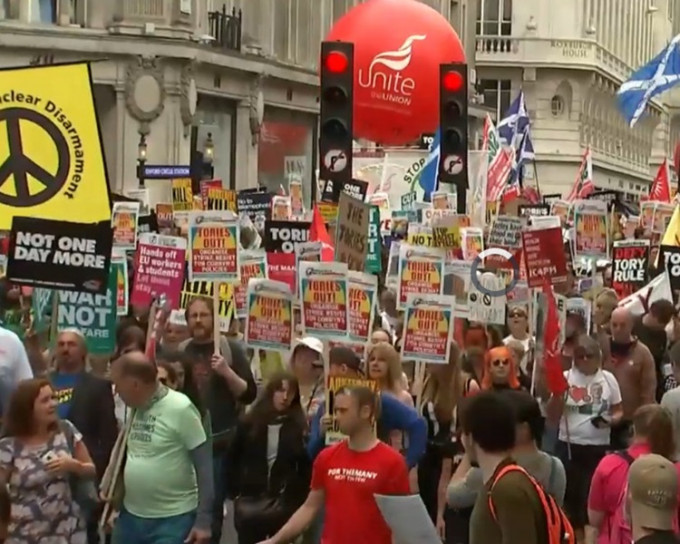 英国伦敦周六有超过一万人上街游行。