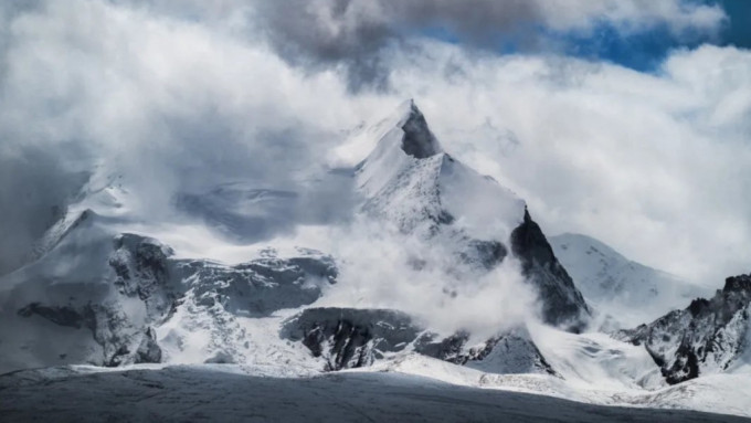西藏希夏邦馬峰發生雪崩，造成2死2失蹤1重傷。微博