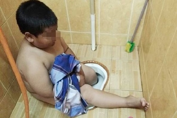 男童不小心将脚卡在踎厕，动弹不得。