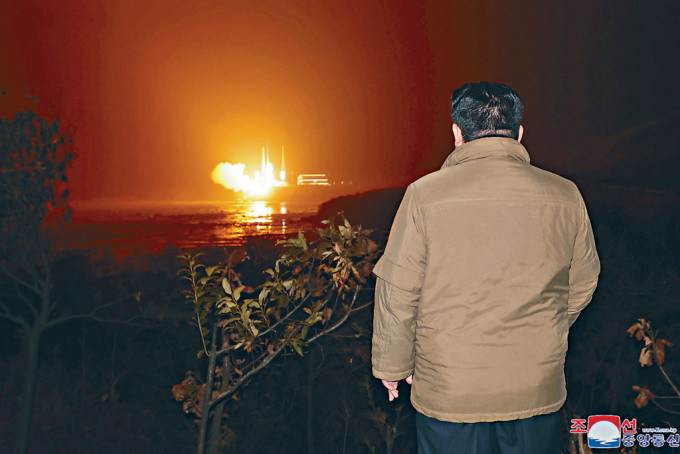 金正恩周二观看火箭发射军事侦察卫星。