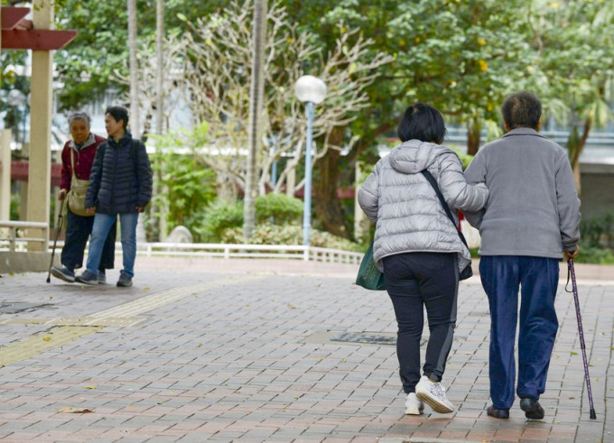 政府下月起向60至64歲長者發放1060元補助金。資料圖片