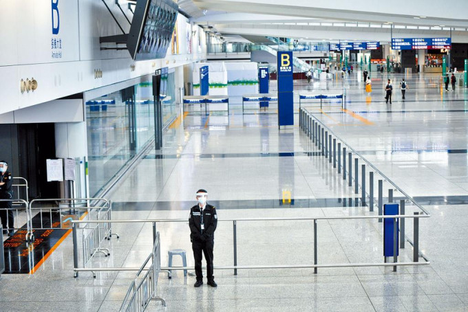 在外防输入等多项措施下，本港入境人数大幅减少，机场入境大堂十分冷清。