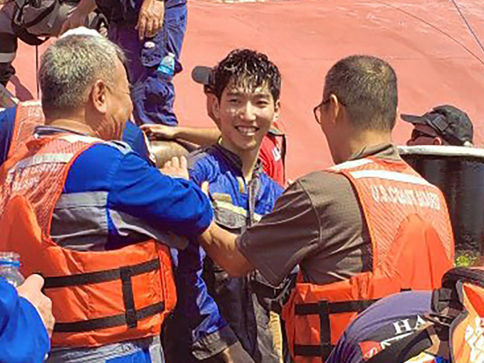救援人员成功救出翻侧货轮上最后受困的四名南韩船员。AP