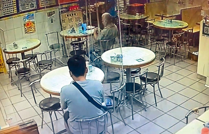 男子疑偷走放在凳上的手機後離開。