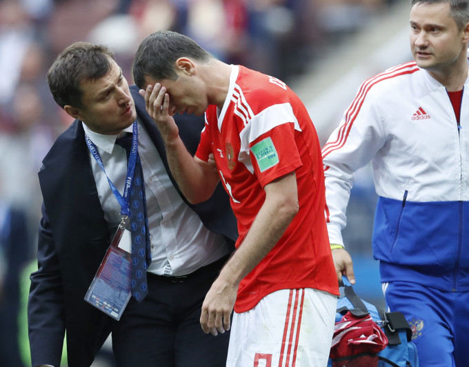 迪沙高耶夫(中)世杯揭幕战受伤。AP