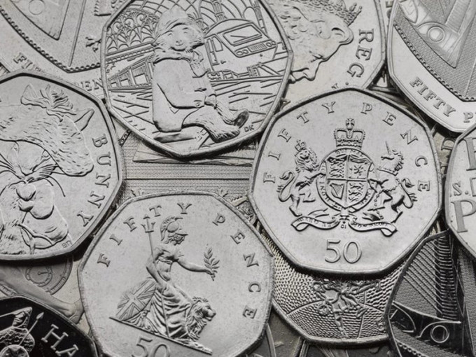 英政府早前為紀念脫歐而生產的紀念幣，因已印上舊脫歐限期，因而要全部報銷。（資料圖片）