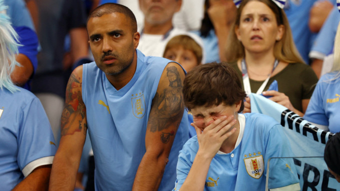 烏拉圭球迷知道球隊出局後不禁落淚。REUTERS