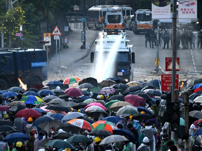 香港警方驅散示威者。資料圖片
