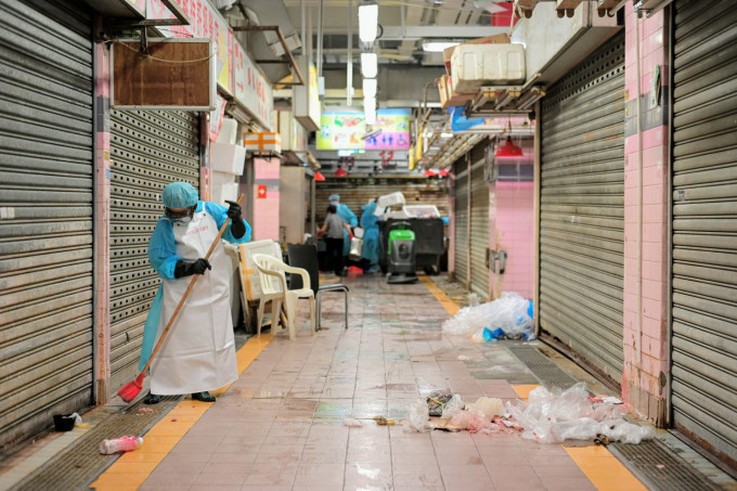 清洁工人清洗街市地面。