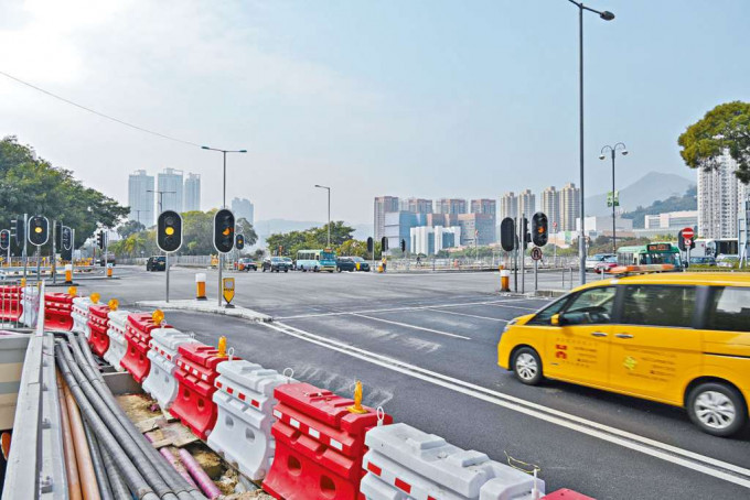 大涌橋路部分主要路口加設混凝土交通島，並於交通島上豎立額外的交通燈分別顯示左轉或直去/右轉的行車燈號