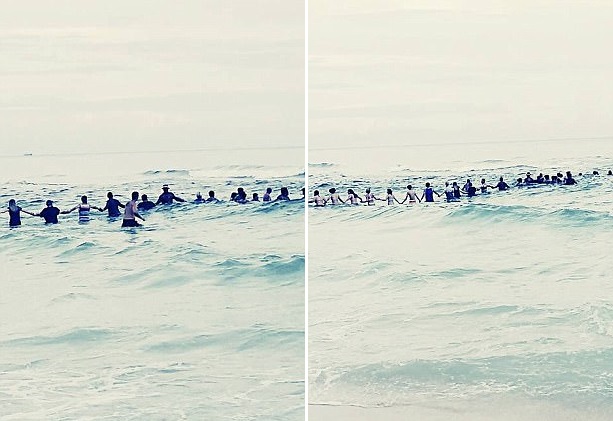 80名热心人士在海中筑成人链，拯救一家九口，成了佛罗里达州海滩感人一幕。