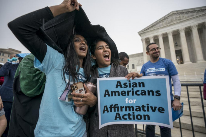 哈佛學生去年10月在最高法院外，支持大學收生考慮種族因素。資料圖片