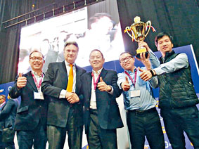 ■勇夺全场最高荣誉大奖的皓智能源公司代表与评审团主席David Taji（左二）合照。