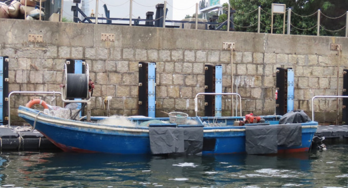漁護署周三在海下灣海下公園截獲一艘疑非法捕魚漁船，兩名內地漁民被檢控。政府新聞處圖片