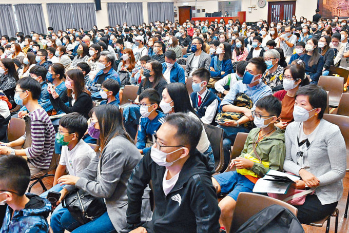 聖若瑟書院舉行兩場中一入學講座，吸引逾千名家長到場。
