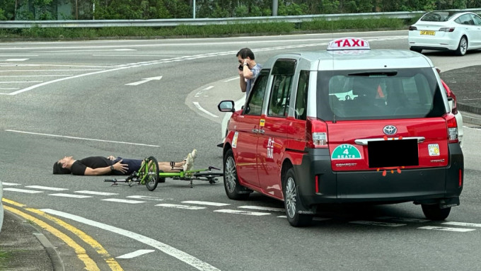 大角咀男子馬路上踩單車 遭的士撞倒受傷送院。馬路的事討論區FB