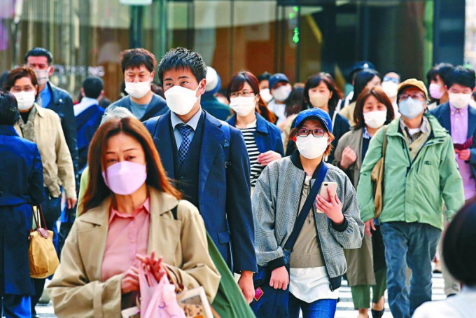 东京街头的行人，昨日都戴上口罩防疫。