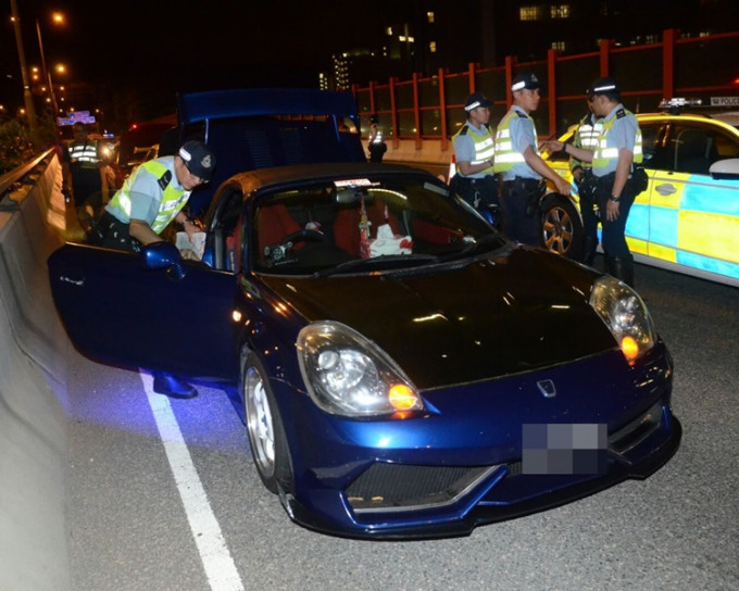 警方截獲多輛私家車。蔡楚輝攝