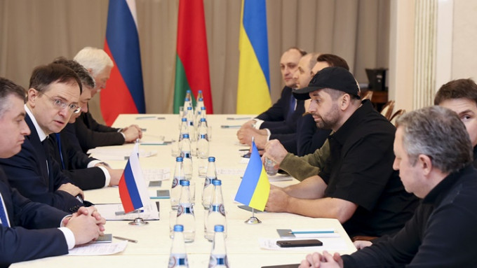 俄乌两国代表开始谈判。AP图片