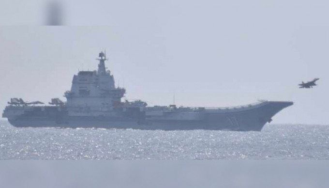 日本防卫省公开照片显示，解放军舰载战机10日从位于冲绳南部海域的「山东」舰航母上起飞。（路透社）