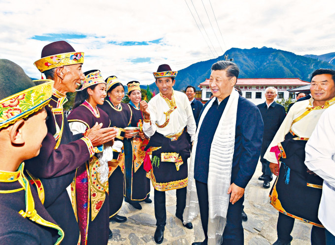 ■习近平今年七月在西藏考察和藏民在一起。