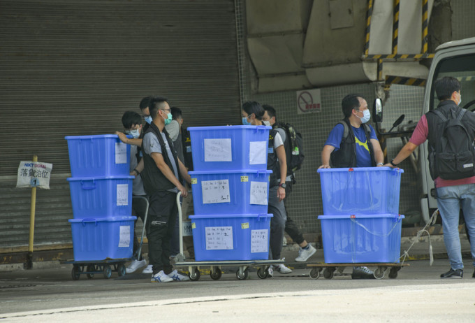 警方本周一派近300警力到壹传媒大楼捡取大量文件。 资料图片