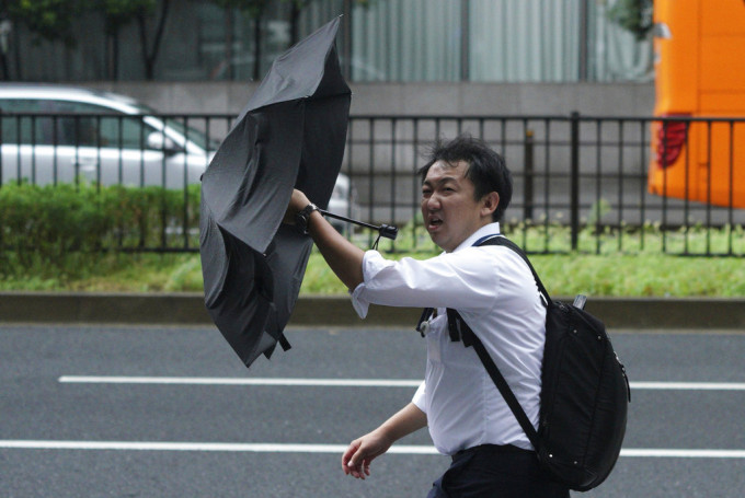 东京出现狂风大雨。Ap图片