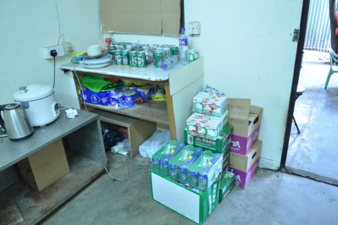 客厅则堆放了大批饮品，包括牛奶、啤酒及水等。