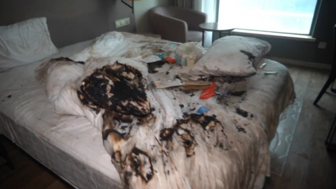 火警發生後，酒店房內的床單被舖被焚毀。