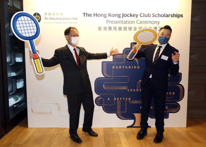 馬會主席陳南祿昨日與東京2020殘奧羽毛球男子WH2級單打銅牌得主陳浩源，在頒獎台上切磋球技。