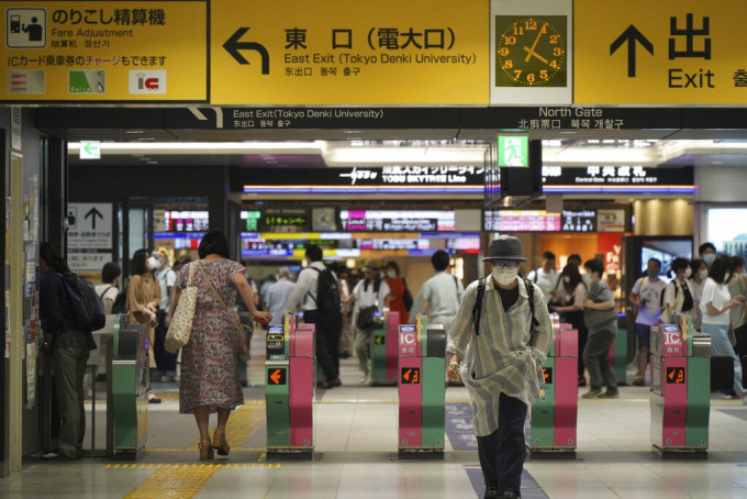 東京有男子在地鐵持刀傷人。AP圖片