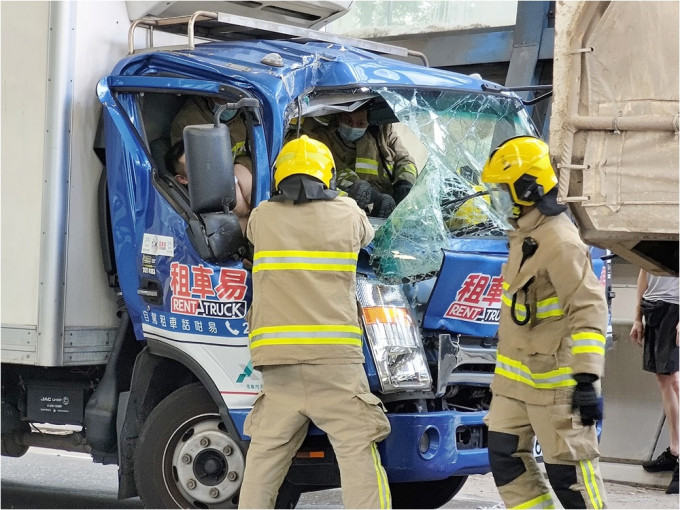 货车司机一度被困。FB群组「香港突发事故报料区」图片