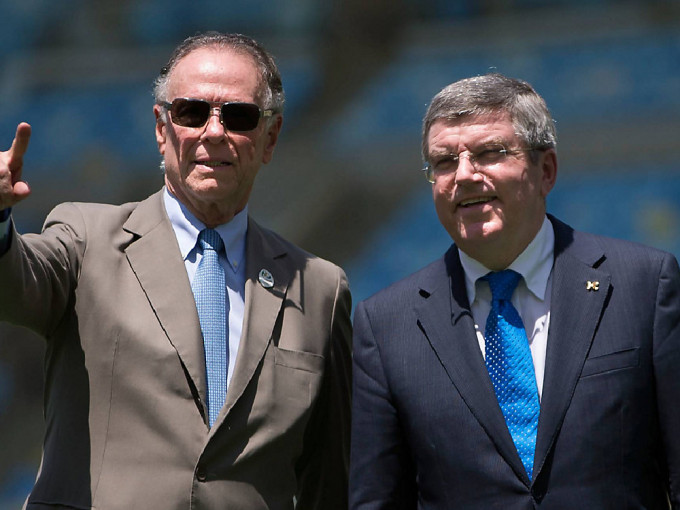 巴西前奥委会主席Carlos Arthur Nuzman与国际奥委会主席巴赫于2014年视察奥运场馆。（美联社资料图片）