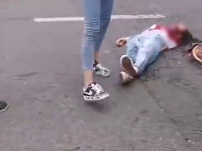 一名女途人被当街斩死。(网图)