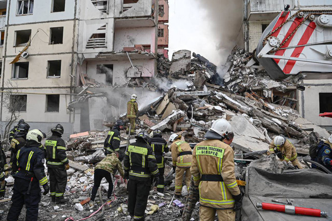 俄羅斯別爾哥羅德有住宅被導彈碎片擊中倒塌。美聯社
