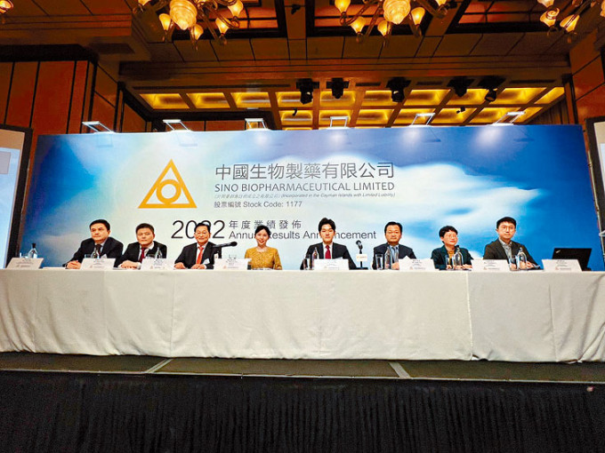 中國生物製藥董事會主席謝其潤（左四）、首席執行長謝承潤（左五）。